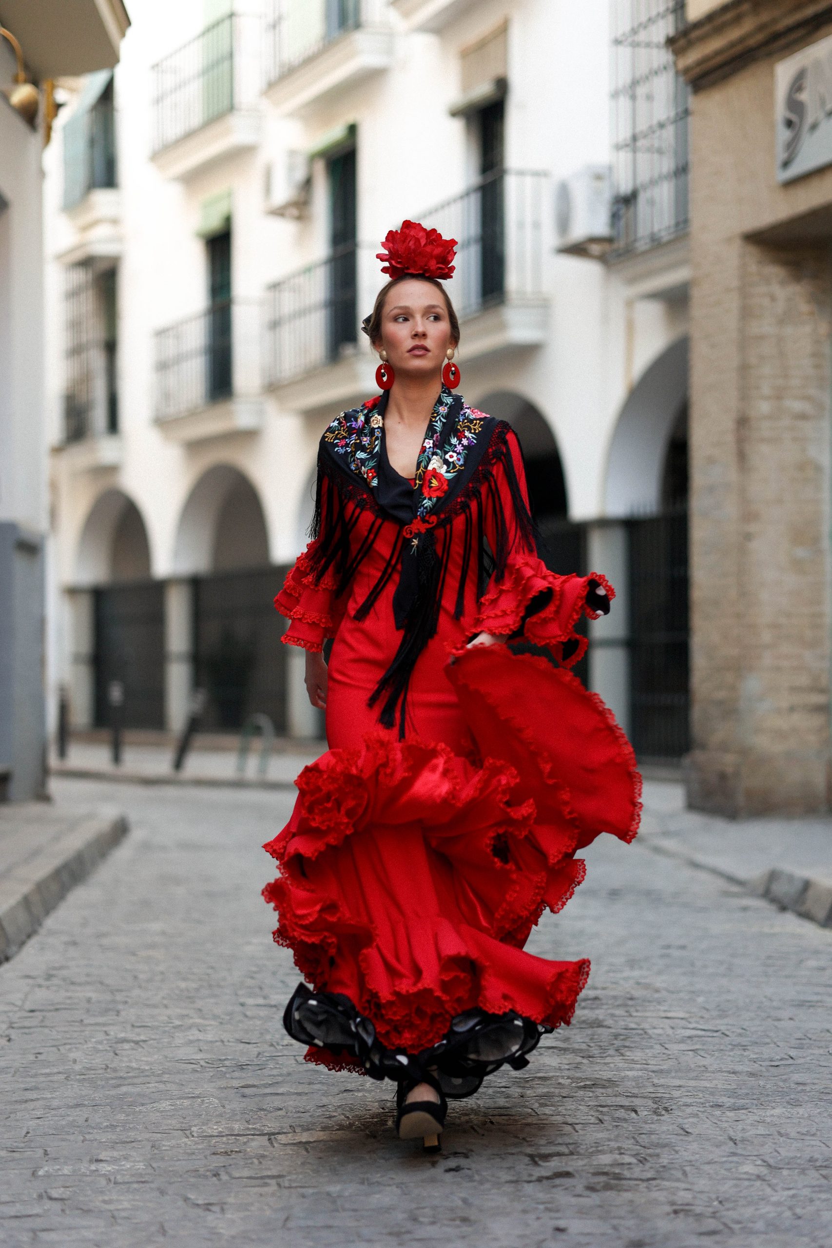 Traje de flamenca con manton negro y rojo